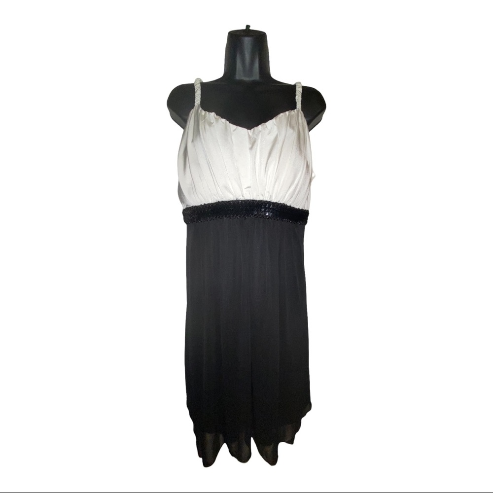 18 W black and white dress.